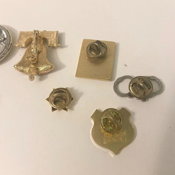 Vintage Lot of 10 Assorted Pins Canada Saskatoon Toronto Police Handcuffs Legion - Picture 6 of 16